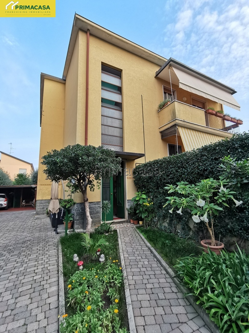 esterno2.jpg esterno2.jpg