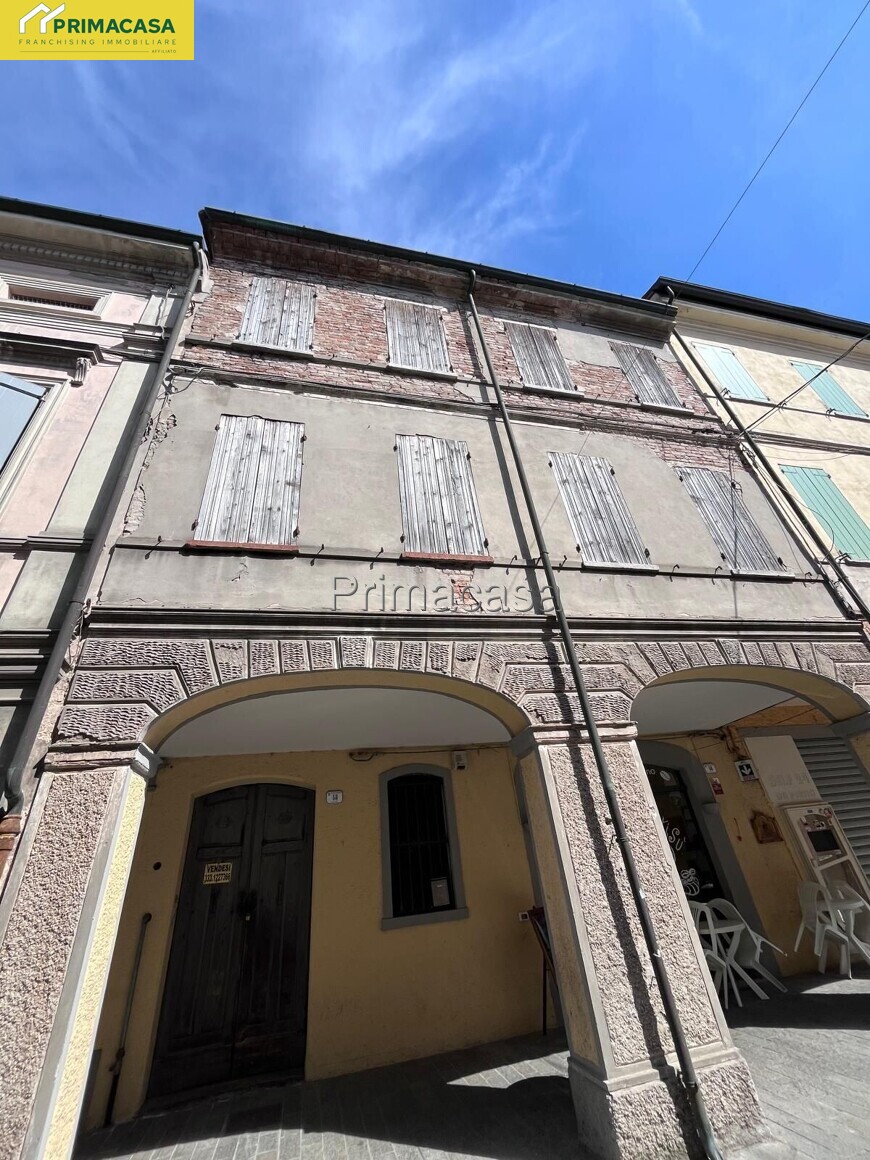 ESTERNA.jpg ESTERNA.jpg